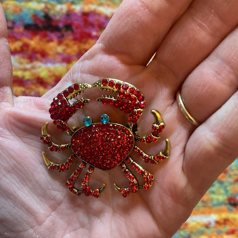 Vibrant Red and Gold Rhinestone Crab Brooch - Picture 5 of 10